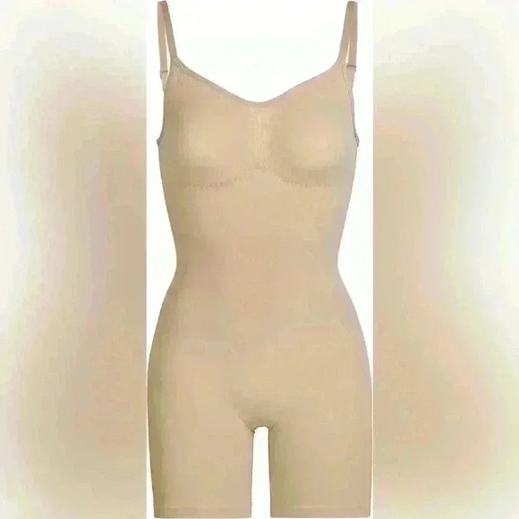 SKIMS- NWOB Sculpting Seamless Mid Thigh Bodysuit - Light nude - Picture 1 of 13